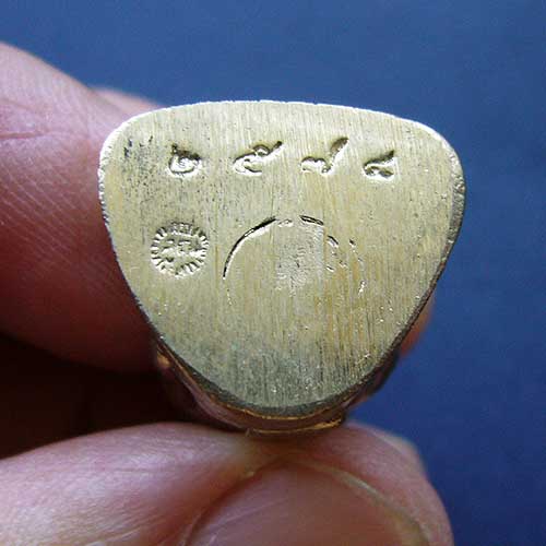 T9.3 รูปหล่อ หลวงพ่อคูณ รุ่นอุดมโภคทรัพย์ คูณ 90 วัดบ้านไร่ เนื้ออัลปาก้า