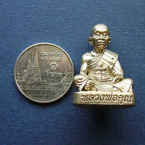 T9.3 รูปหล่อ หลวงพ่อคูณ รุ่นอุดมโภคทรัพย์ คูณ 90 วัดบ้านไร่ เนื้ออัลปาก้า