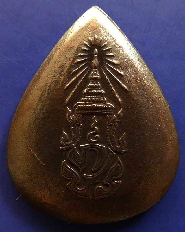 32.พระพุทธสิงหธรรมมงคล หลังภปร. เนื้อนวโลหะ พิธีใหญ่ วัดบวรฯ-วัดพระแก้ว พ.ศ. 2547 กล่องเดิม