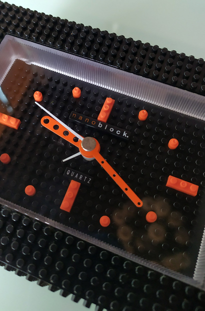 นาฬิกาตั้งโต๊ะ nano block. ของแท้ ดีไซน์ตัวต่อเลโก้ เข็มเดินเรียบแบบออโต จากห้างSolaria Stageญี่ปุ่น