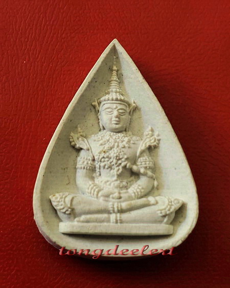 พระแก้วมรกต พิมพ์ทรงเครื่องฤดูร้อน เนื้อผง หลัง ภปร. ปี 2530 พระดีพิธีใหญ่ค่ะ