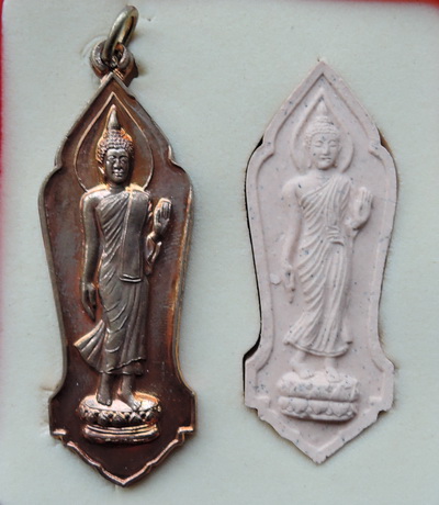 120 บาท...พระชุด ที่ระลึกอัญเชิญ พระบรมสารีริกธาตุ (พระเขี้ยวแก้ว)ประดิษฐาน ณ พุทธมณฑล ปี ๒๕๔๕