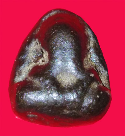 ปิดตา เนื้อผงใบลานคลุกรัก อุปัชฌาย์เชย แห่งวัดโพธิ์ทองล่าง (อาจารย์หลวงปู่ศุข)