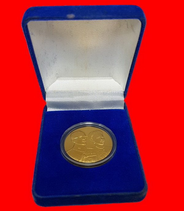 เหรียญพระราชทาน แจกเฉพาะข้าราชการที่เข้าเฝ้าเท่านั้น  พร้อมกล่องเดิม