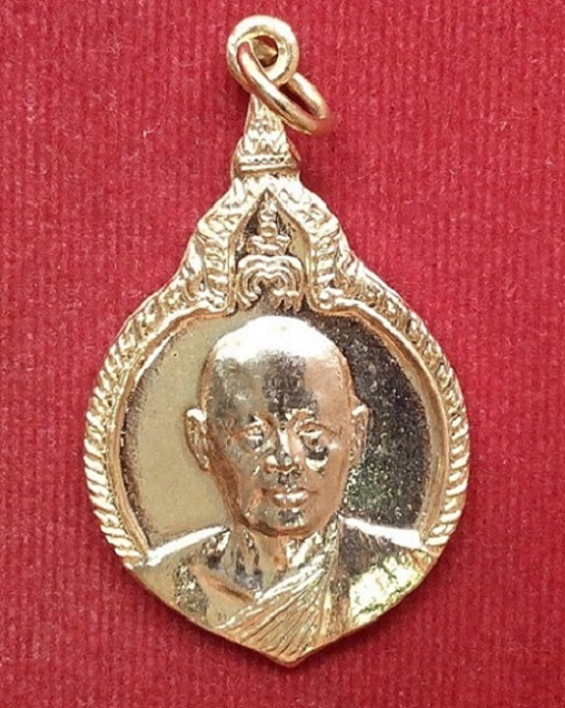 เหรียญหลวงพ่อแพ วัดพิกุลทอง สิงห์บุรี กะไหล่ทอง 2เหรียญ ปี16และปี21...เคาะเดียวแดง...