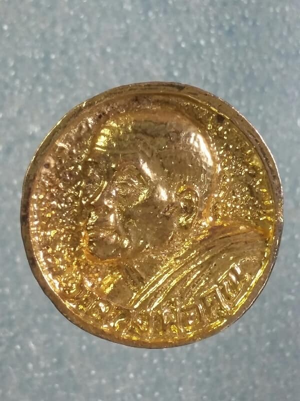 เหรียญล้อแม๊กหลวงพ่อคูณ รุ่นเหลือกินเหลือใช้ กะไหล่ทอง      เคาะเดียวครับ 