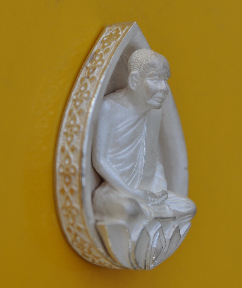 รูปเหมือนใบโพธิ์เนื้อเงินพ่นทรายพิมพ์ใหญ่ รุ่นธรรมรักษ์ สมเด็จพระญาณสังวร