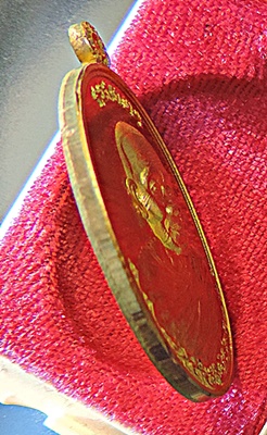 เหรียญเมตตา *ห่มคลุม*ปี 2555 **เนื้อทองบ้านเชียง **เลขเด็ดๆๆ No. ๑๗๖๙