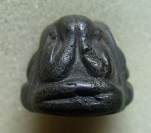 **วัดใจ**พระปิดตาพิมพ์สามเกลอ เนื้อผงคลุกรัก เก่าๆ ไม่ทราบที่**เนื้อจัด เชิญชมครับ