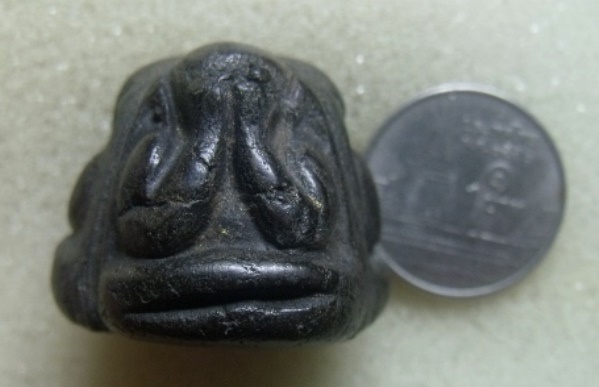 **วัดใจ**พระปิดตาพิมพ์สามเกลอ เนื้อผงคลุกรัก เก่าๆ ไม่ทราบที่**เนื้อจัด เชิญชมครับ