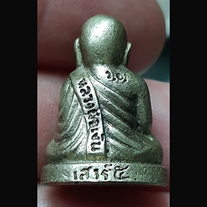 พระรูปหล่อหลวงพ่อเงิน เสาร์ ๕ โค็ตระฆัง