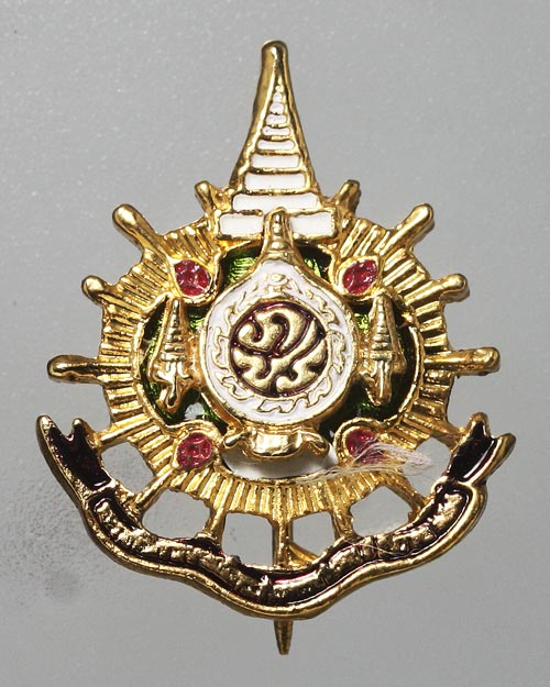 เข็มกลัด ตราสัญลักษณ์ พระราชพิธีมหามงคลเฉลิมพระชนมพรรษา 6 รอบ 5 ธันวาคม พุทธศักราช 2542 