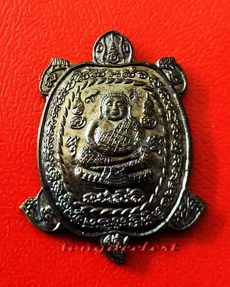 เหรียญพญาเต่าเรือน หลวงปู่หลิว รุ่นเฮงแสนเฮง เนื้อนวโลหะ ตอก 2 โค้ด ผิวรุ้ง สวยมากค่ะ