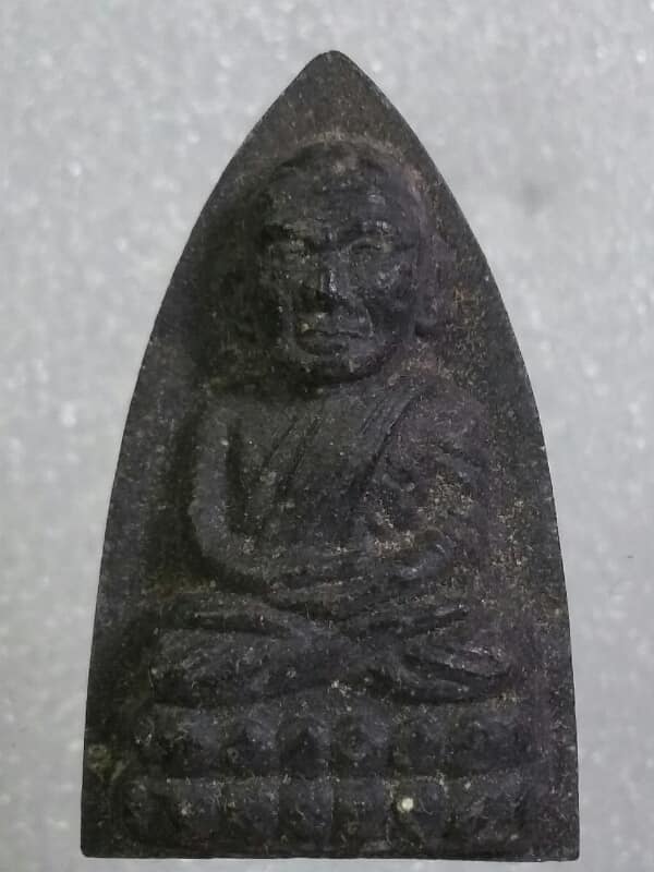 หลวงปู่ทวดเนื้อผงหลังยันต์   ไม่ทราบวัดที่สร้าง  2  เคาะเดียวครับ