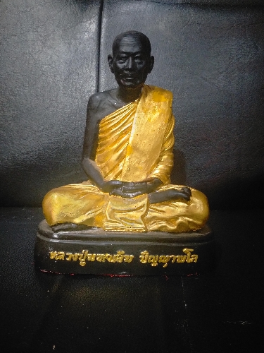  หลวงปู่มหาเจิม วัดสระมงคล รุ่น1หน้าตัก 5นิ้ว ( เนื้อเรซิ่น ) หมายเลข 882 เคาะเดียว 6000