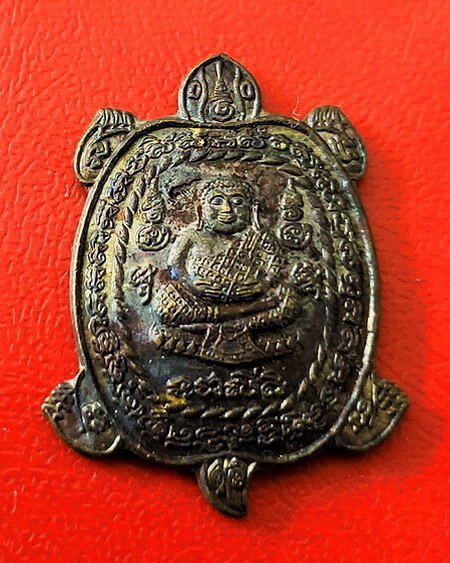 เหรียญพญาเต่าเรือน หลวงปู่หลิว รุ่นเฮงแสนเฮง เนื้อนวโลหะ ตอกโค้ด ๙ สวยมากค่ะ