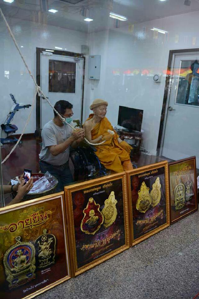 เหรียญเสมานั่งพานหลังหนุมาน รุ่นแรก หลวงพ่อคูณ