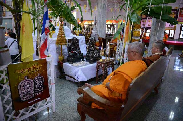 เหรียญเสมานั่งพานหลังหนุมาน รุ่นแรก หลวงพ่อคูณ