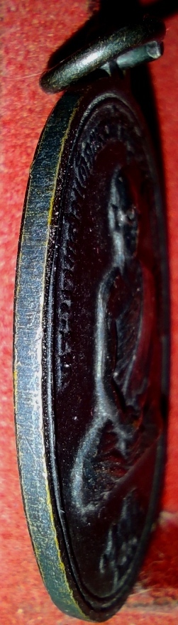 เหรียญในหลวงทรงผนวช หลังพระธาตุดอยตุงปี 16