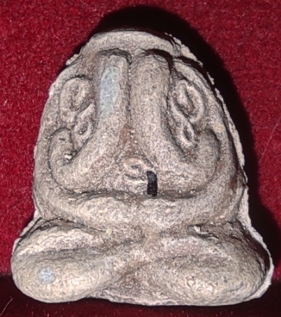 พระปิดตา ยันต์ยุ่ง เนื้อผง รุ่นแรก " หลวงพ่อดี วัดพระรูป " จ.สุพรรณบุรี ปี 2532 กล่องเดิม