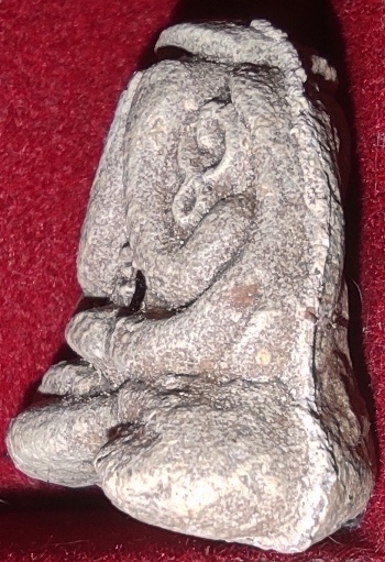 พระปิดตา ยันต์ยุ่ง เนื้อผง รุ่นแรก " หลวงพ่อดี วัดพระรูป " จ.สุพรรณบุรี ปี 2532 กล่องเดิม