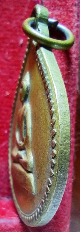 เหรียญสังวาลย์ สมเด็จย่า ปี 15  เนื้อทองฝาบาตร สภาพสวยสมบูรณ์