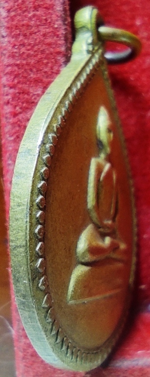 เหรียญสังวาลย์ สมเด็จย่า ปี 15  เนื้อทองฝาบาตร สภาพสวยสมบูรณ์