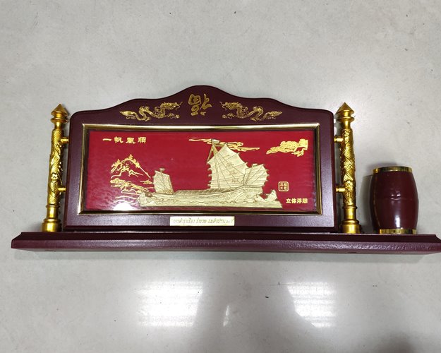 เรือสำเภาทอง (กรอบไม้ติดกระจก) ความยาว 45ซ.ม. สูง19.5ซ.ม.