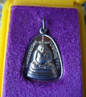 พระสังข์กระจาย เนื้อเงิน หายากมาก พร้อมกล่องเดิมๆ