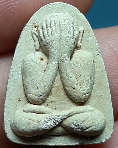 พระปิดตาเนื้อผงพิมพ์หลวงปู่เฮี้ยง หลวงปู่เกลี้ยง วัดเนินสุทธาวาส จ.ชลบุรี ///237