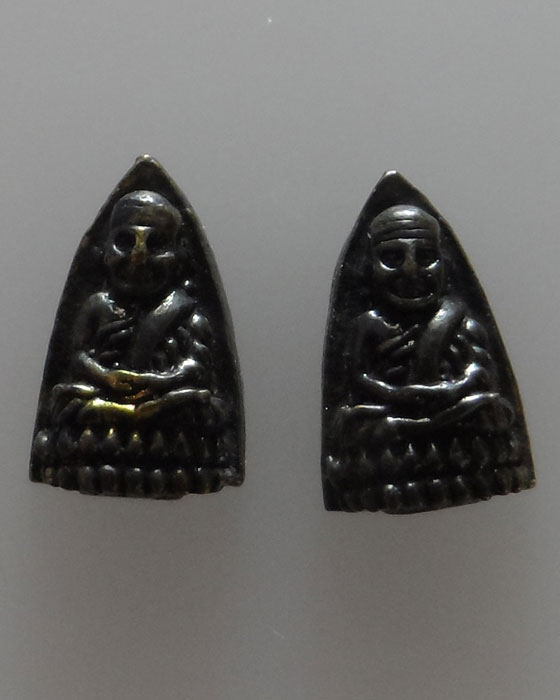 (150฿) หลวงปู่ทวด เตารีดจิ๋ว วัดช้างให้ รุ่นกำนันชูชาติ (๒ องค์) (4)