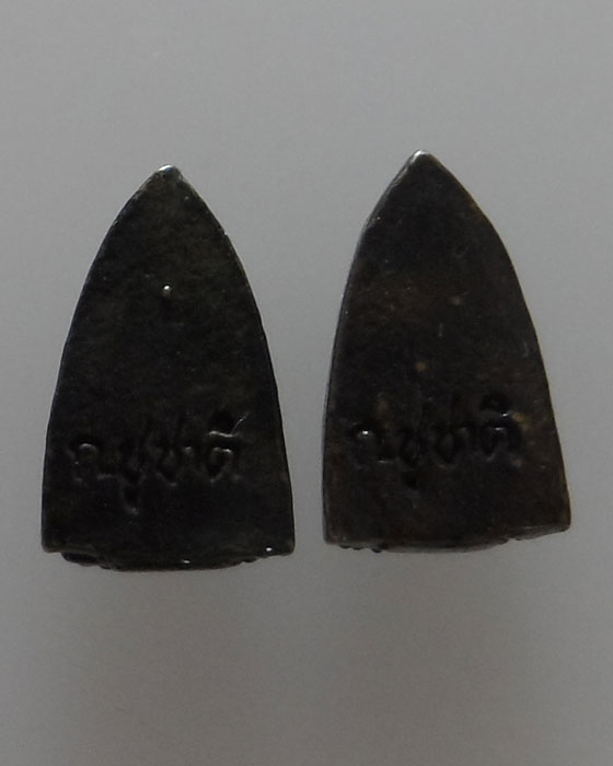 (150฿) หลวงปู่ทวด เตารีดจิ๋ว วัดช้างให้ รุ่นกำนันชูชาติ (๒ องค์) (4)