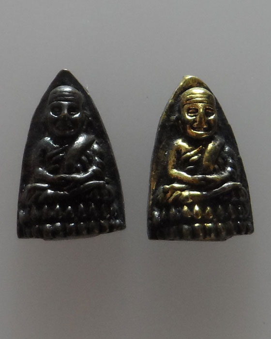 (150฿) หลวงปู่ทวด เตารีดจิ๋ว วัดช้างให้ รุ่นกำนันชูชาติ (๒ องค์) (3)