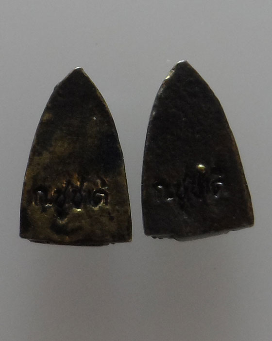 (150฿) หลวงปู่ทวด เตารีดจิ๋ว วัดช้างให้ รุ่นกำนันชูชาติ (๒ องค์) (3)