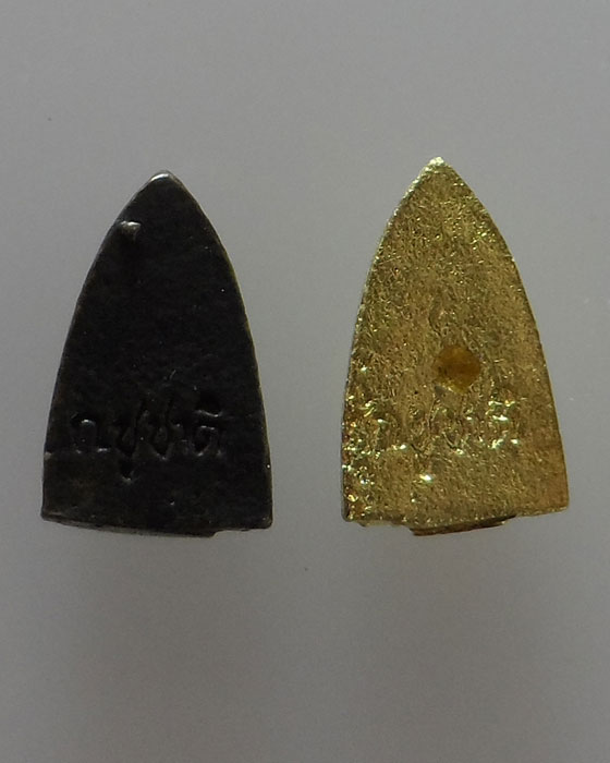 (150฿) หลวงปู่ทวด เตารีดจิ๋ว วัดช้างให้ รุ่นกำนันชูชาติ (๒ องค์) (2)