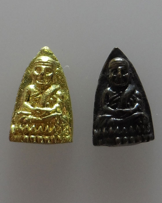 (150฿) หลวงปู่ทวด เตารีดจิ๋ว วัดช้างให้ รุ่นกำนันชูชาติ (๒ องค์) (1)