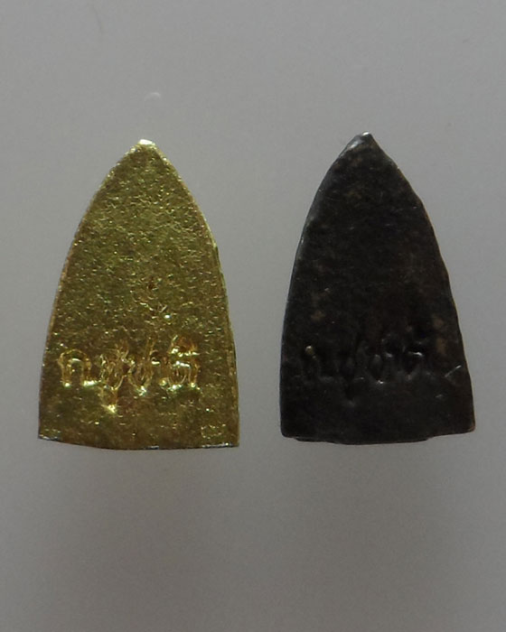 (150฿) หลวงปู่ทวด เตารีดจิ๋ว วัดช้างให้ รุ่นกำนันชูชาติ (๒ องค์) (1)