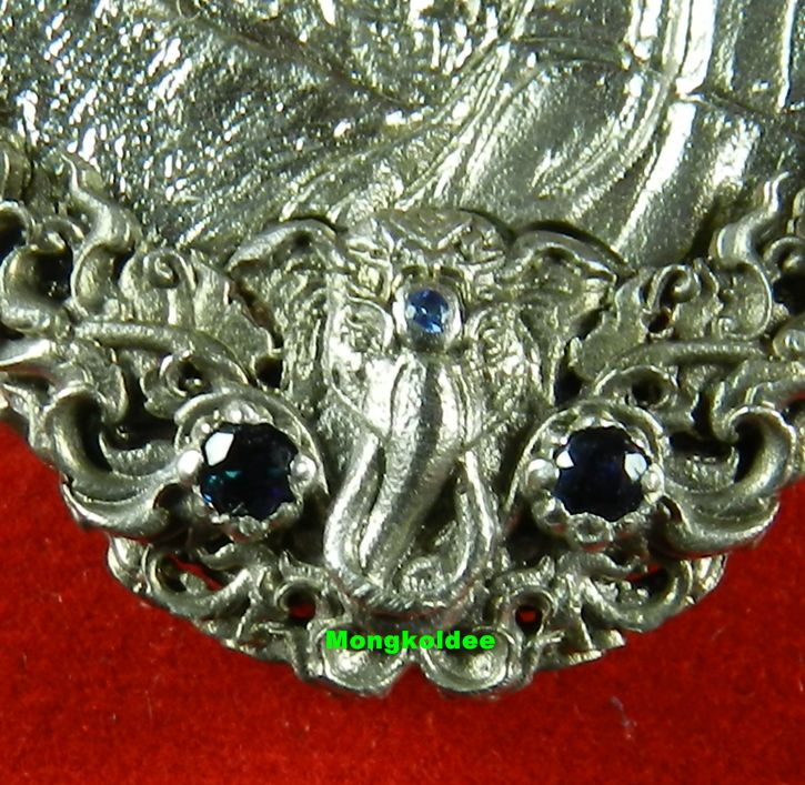  เหรียญหล่อหลวงปู่ทวด หลังยันต์จตุพุทธา รุ่นปาฎิหาริย์สองโพธิสัตว์ เนื้อไวท์บราส ฝังไพลิน #139