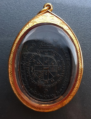 HOT HOT HOT เหรียญหลวงพ่อคูณ ปี2517 บล็อคนิยม 5แตก จำนวนสร้างน้อย หายาก เลี่ยมทองคำ พร้อมบัตรพระแท้