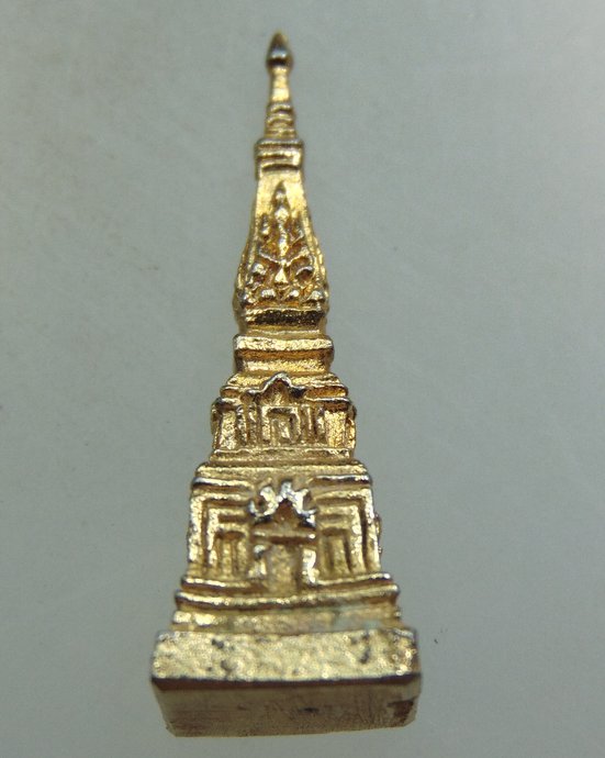 ๒๐ รูปหล่อจำลองพระธาตุพนม