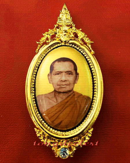 ล็อกเก็ตหลวงพ่อฤาษีลิงดำ วัดท่าซุง กะไหล่ทองประดับเพชร สวยมากค่ะ