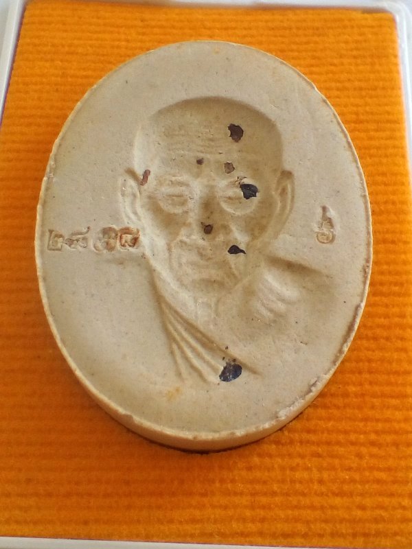 120.-  √  ... พระเนื้อเนื้อผง (องค์ชนวน) "หลวงปู่ทวด" ** รุ่นนิรันตราย ๗๗ ... โค๊ด+หมายเลข+กล่องเดิม