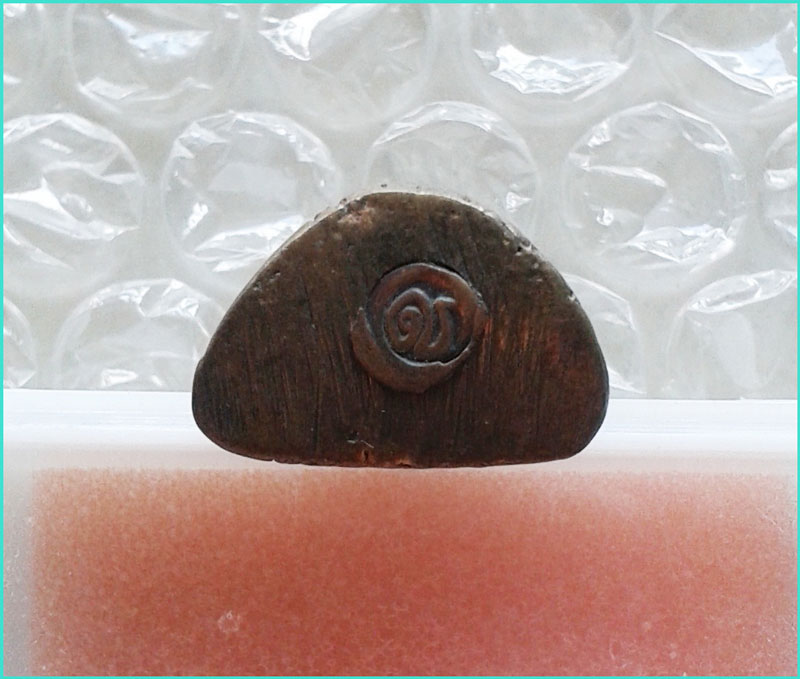 ..ลป.ดี วัดพระรูป สพ. พระรูปหล่อ พิมพ์ลอยองค์ เนื้อทองผสม อุดกริ่ง รุ่น อายุ 90 ปี ปี 44..