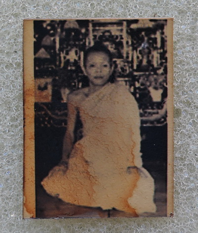 100 บาท รูปถ่ายหน้าหนุ่ม หลวงพ่อคูณ วัดบ้านไร่ ภาพขนาดจิ๋วห้อยคอ