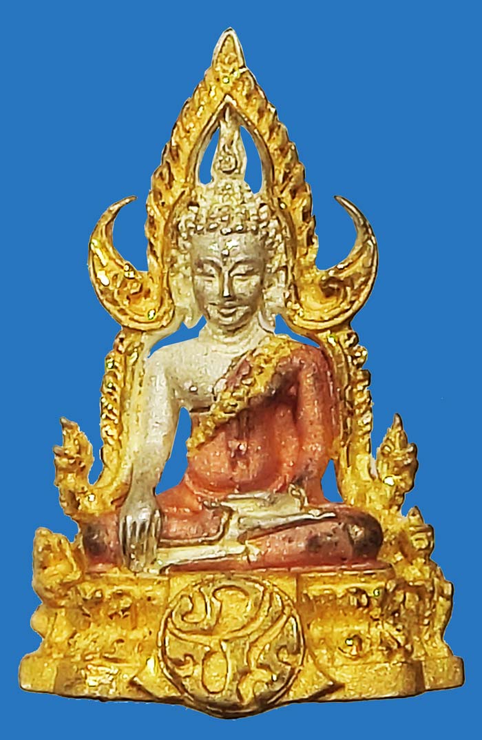 พระพุทธชินราช เนื้อเงินชุบสามกษัตริย์ (ขนาด 1.6 ซม.) จัดสร้างโดยมูลนิธิวชิรเวชวิทยาลัย ปี 2552