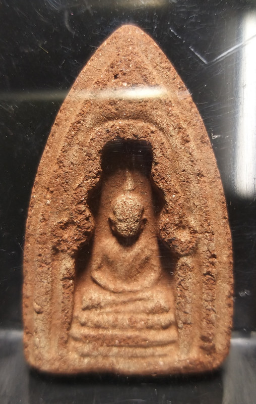พระอรหังใหญ่ ปี2495 หลวงปู่เฮี้ยง วัดป่า ชลบุรี ใช้มวลสารเดียวกันกับพระปิดตาหกเหลี่ยมหลังตะแกรงครับ