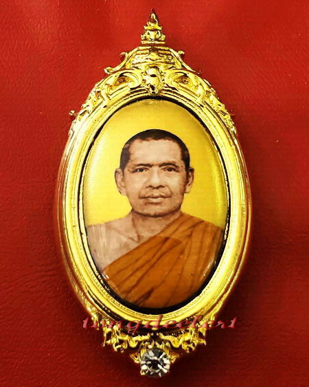 ล็อกเก็ตหลวงพ่อฤาษีลิงดำ วัดท่าซุง กะไหล่ทองประดับเพชร สวยมากค่ะ