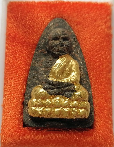 หลวงปู่ทวด พระราหู วัดหัวยมงคล  รุ่นปาฏิหารย์ เนื้อว่านดำ ปัดทอง พร้อมกล่องเดิมๆ ราคาต่ำกว่าวัด 