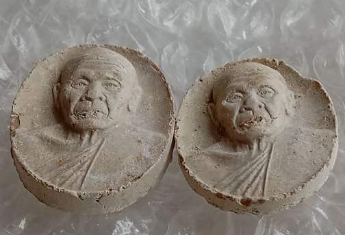 2องค์ พระผงเม็ดกระดุม หลวงปู่แผ้ว ออกวัดกำแพงแสน จ.นครปฐม ปี2545 ตามรูป
