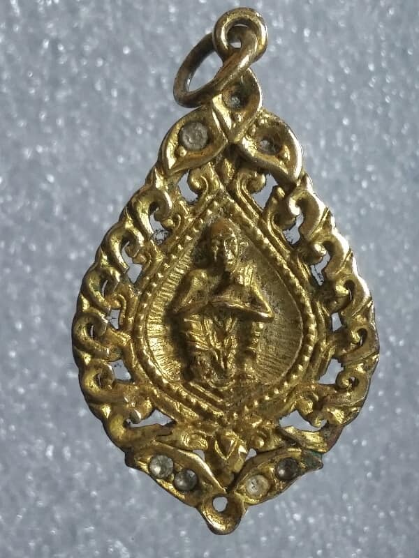 เหรียญฉลุหลวงพ่อคูณ รุ่นคูพันล้าน พลอยไม่ครบ  กะไหล่ทอง      เคาะเดียวครับ 